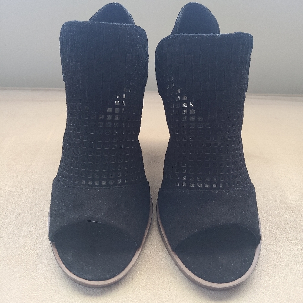 NIB Vince Camuto Fritzey Booties